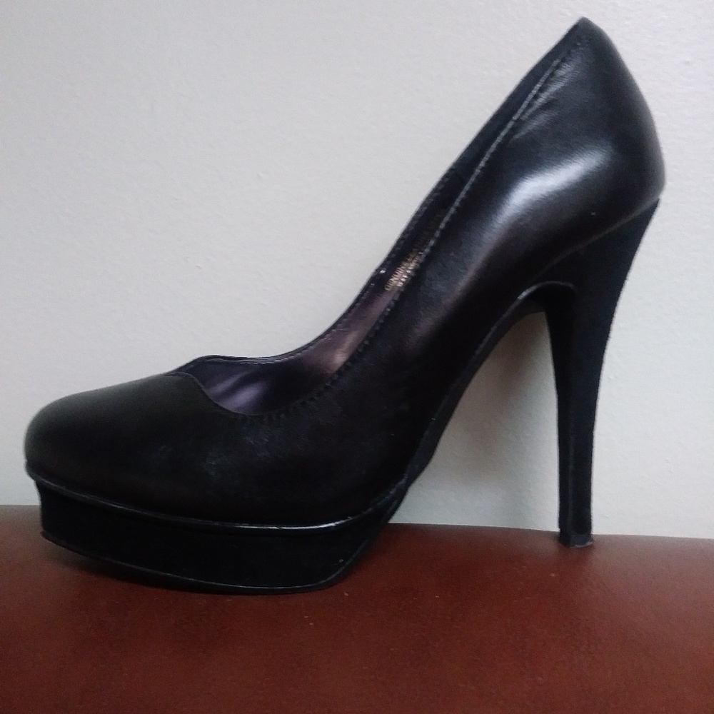 Colin Stuart Platform Pumps in Black / Size 7